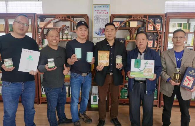 中華金廚、中國烹飪大師黃熾華師傅和“華家班”秘書處成員一行蒞臨粵森指導牛大力菜品研究與開發工作。